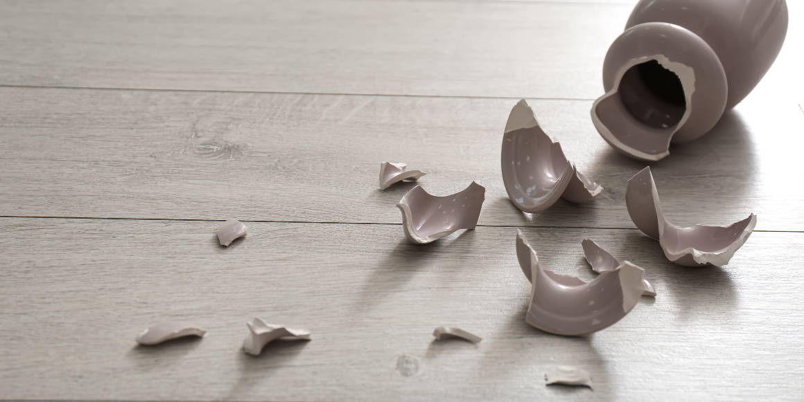 Vase som har knust og gir hakk i gulvet