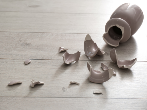 gulv med hakk etter en vase ble mistet i bakken