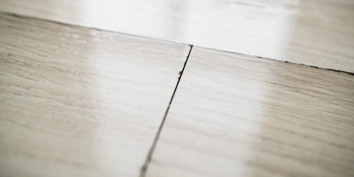 Sprekker i gulv som trenger utbedring