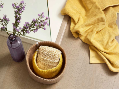 gulv med pledd og interiørstyling i gule toner gulv med pledd og interiørstyling i gule toner