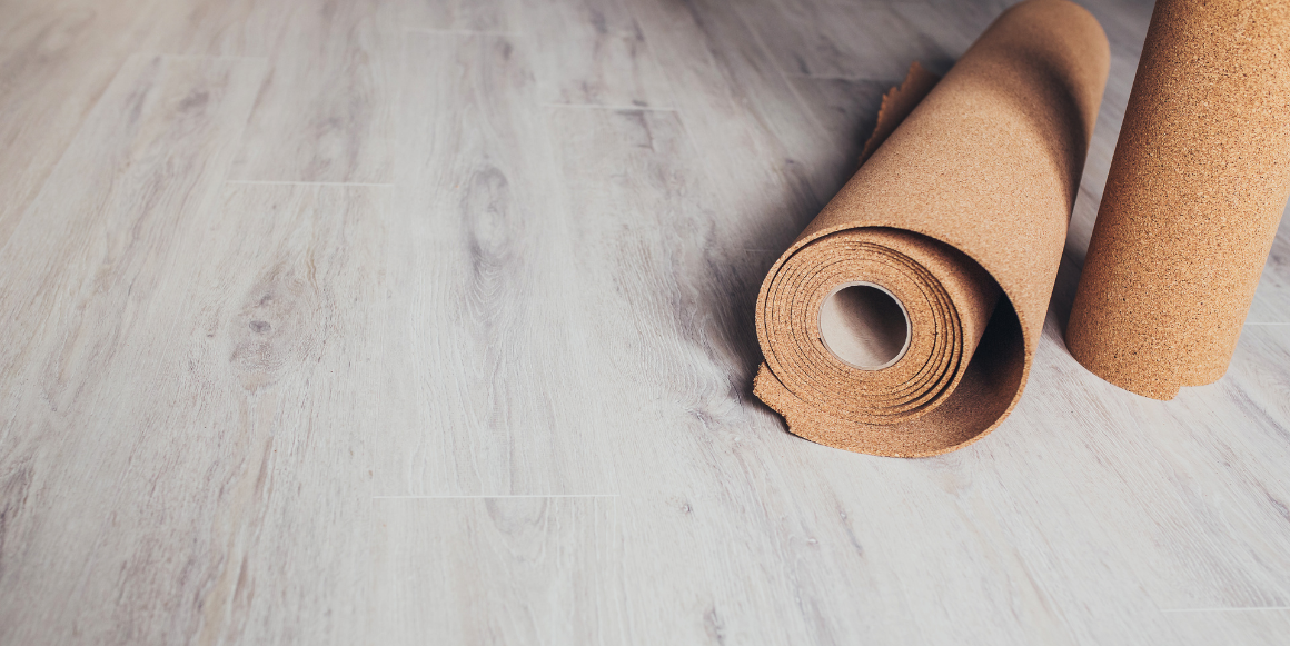 Et lyst gulv med en rull gulvunderlag