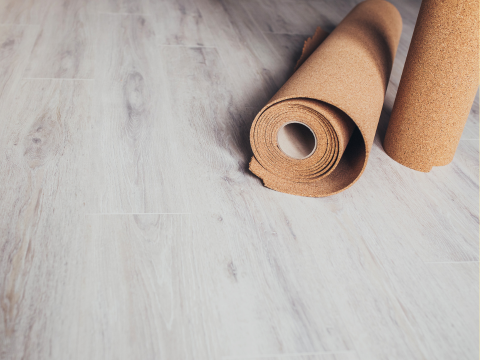 Rull med gulvunderlag oppå et gulv Rull med gulvunderlag oppå et gulv