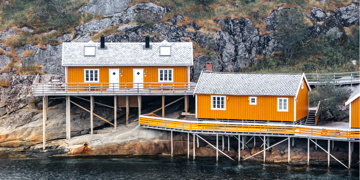 Gule hytter langs kysten av Norge
