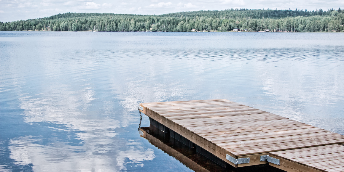 flytebrygge på innsjø i nordisk klime