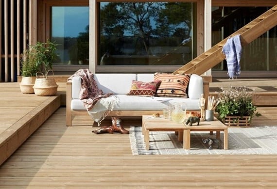 Uteområde med lyst terrassebord, terrassetrapp og utemøbler Uteområde med lyst terrassebord, terrassetrapp og utemøbler
