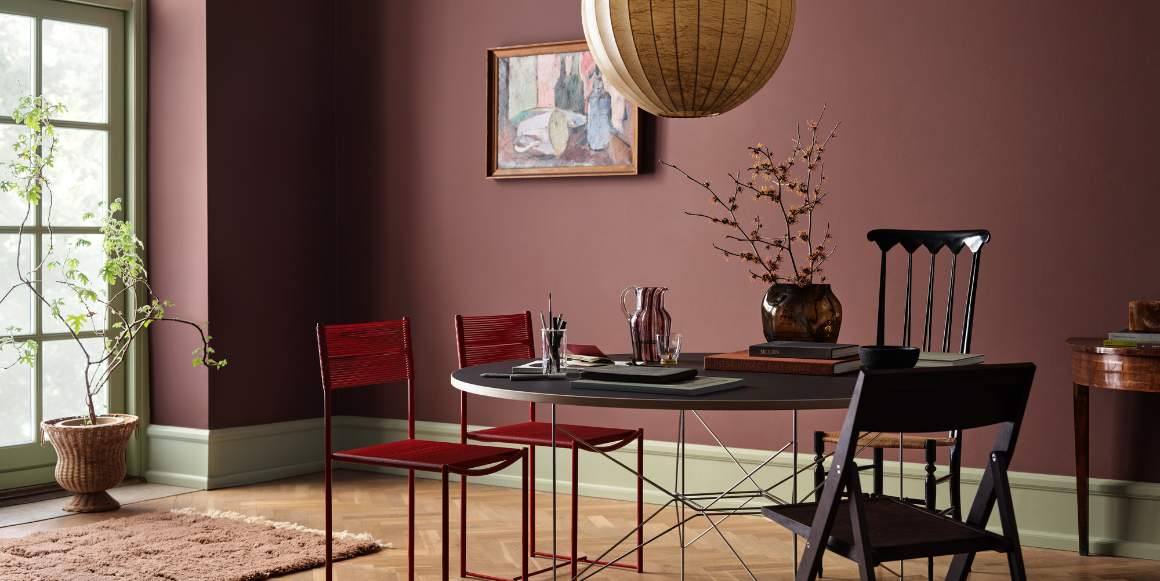 Fargekart for Jotun Lady 2026 med spisesgruppe i forbrunnen med 2951 sophisticated red på veggen og 8493 green tea på listene.