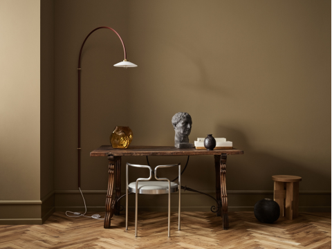Pult med vegg malt i 1974 golden walnut fra jotun sitt nye fargekart for 2026.