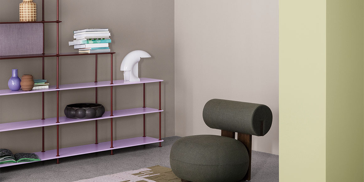 Lilla vegg og lilla minimalistisk hylle, moderne grå stol og gul vegg på siden.