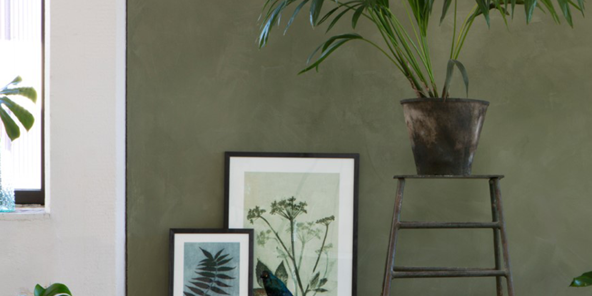 Mal veggen med en maling som egner seg for underlaget.