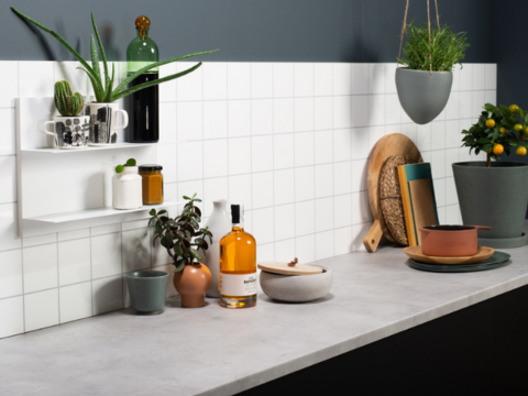 Slik monterer du benkeplanen selv kjøkkenbenk på kjøkken i mørke farger