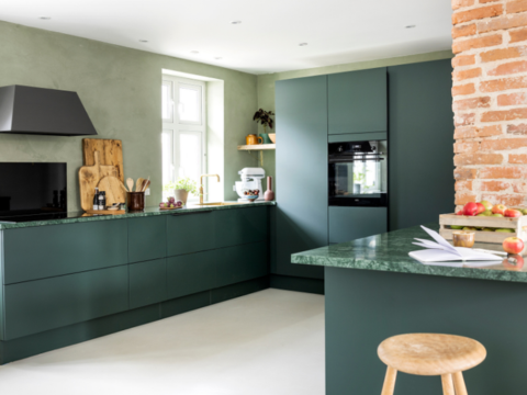 Hvilken farge ønsker du på kjøkkenet? Du trenger ikke lenger begrense deg til standard kjøkkenfarger på innredningen. Her får du våre tips, enten du ønsker et skikkelig fargerikt kjøkken, eller en dempet pallett.