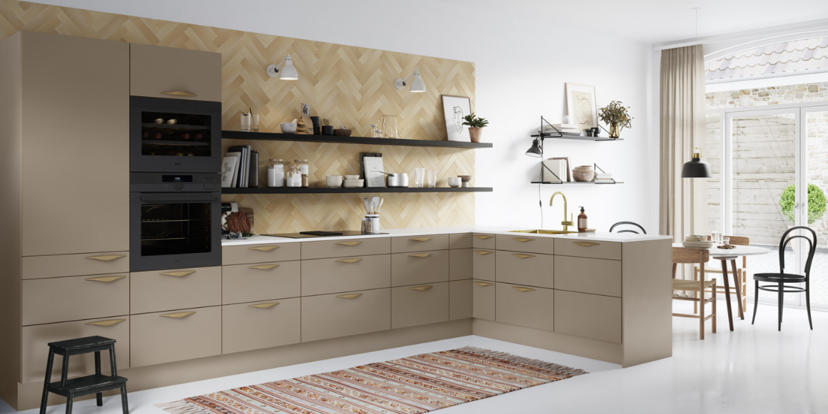 Aubos Napoli Essence kjøkken i beige satt opp som L-kjøkken