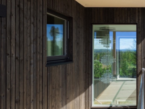 utsiden av hus som er kledd i stående kledning utsiden av hus som er kledd i stående kledning