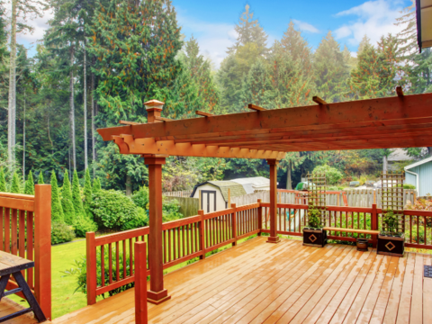 pergola ipå terrasse nær skogen pergola ipå terrasse nær skogen