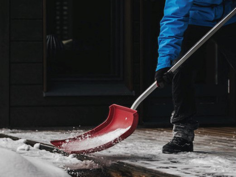 mann som måker inngangsparti med snørydder mann som måker inngangsparti med snørydder