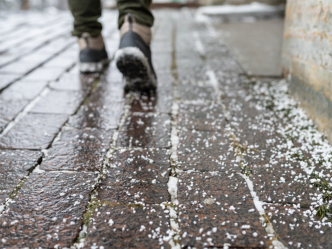 Salt og strø riktig på glatt føre | Monter.no