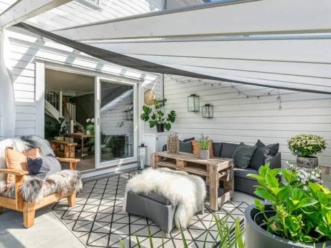 Terrasse med hagemøbler og hyggelig sone under tak Terrasse med hagemøbler og hyggelig sone under tak