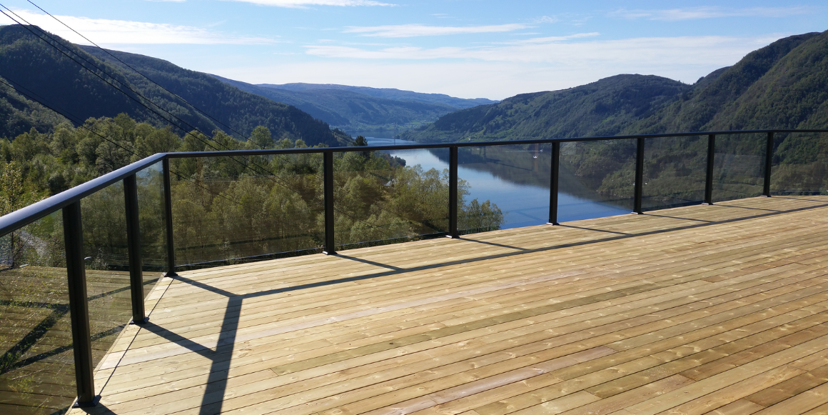 Plastmo glassrekkverk på terrasse i norske omgivelser.