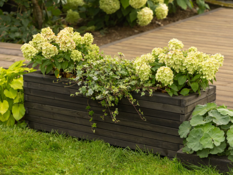 blomsterbed i hage laget av lekter fra Talgø Møretre blomsterbed i hage laget av lekter fra Talgø Møretre