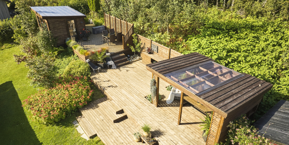 Hage med ulike soner med pergola, utekjøkken og terrasse