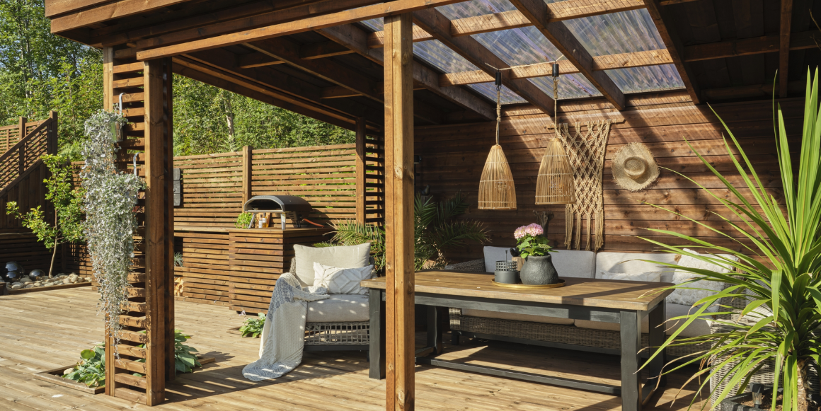 Pergola i Talgø møretre med planter, sittegruppe, levegg og tak