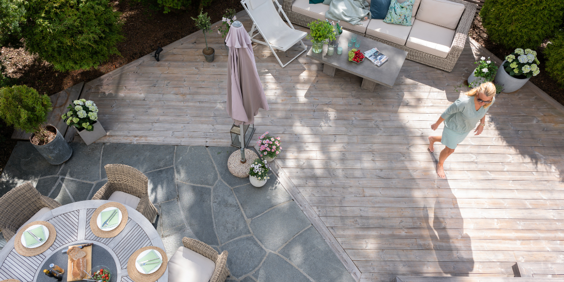 Terrasse med rekkverk, møbler og boblebad