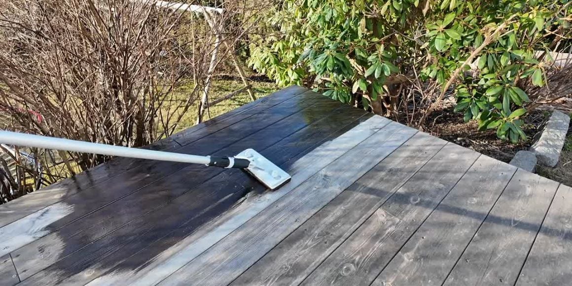 Slitt terrasse som beises i en mørkere farge
