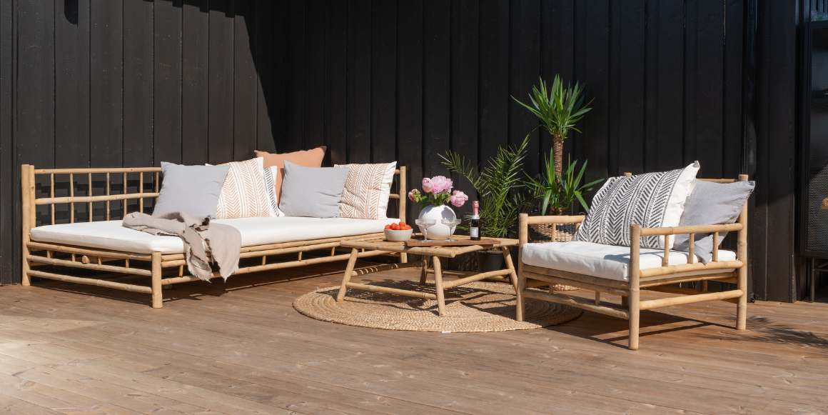 Terrasse i norsk hage med terrassebord fra Moelven.