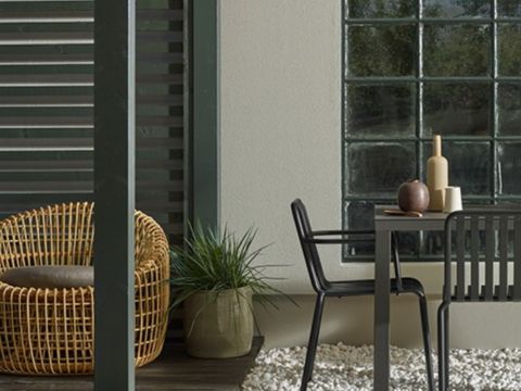 hage utenfor murhus med nymalt fasade hage utenfor murhus med nymalt fasade