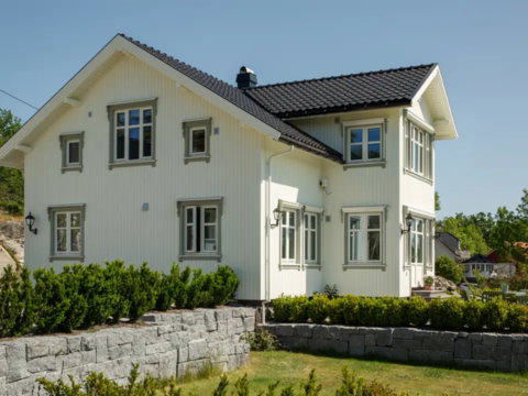 Her er huset malt i JOTUN 7043 Refleks, mens muren er malt i JOTUN 1638 Horisont. Foto: Jotun A/S