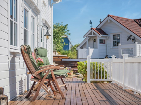 uteplass i sol en nydelig sommerdag - nymalt hus