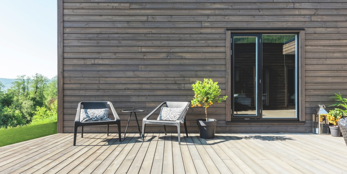Terrasse med hagemøbler i front foran husveggen