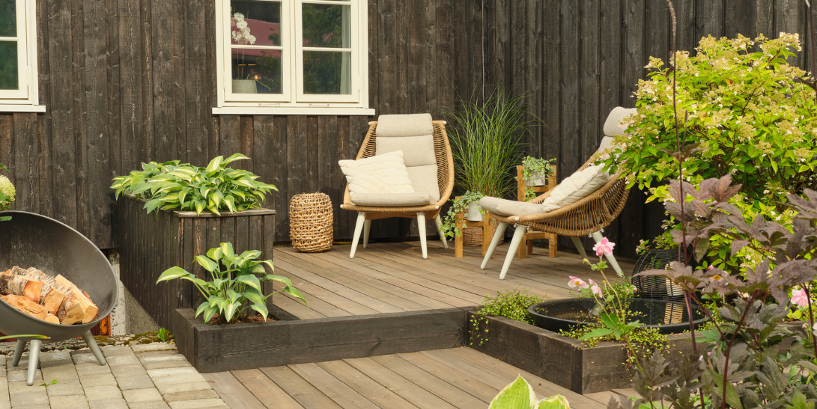 hyggelig hagesone med terrasse fra talgø og sittegruppe