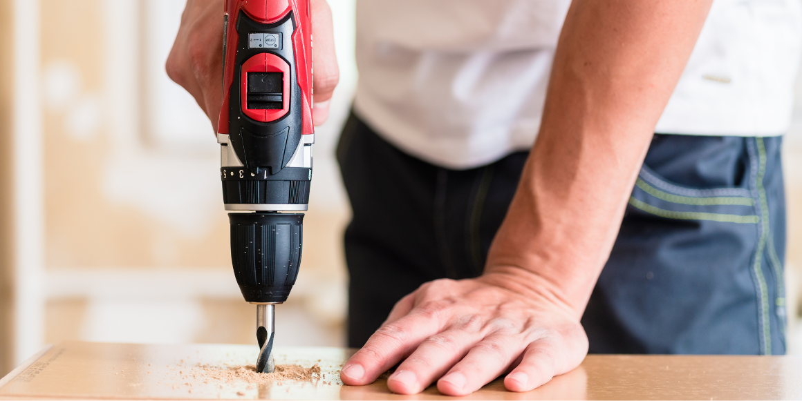 En drill i bruk som en av de viktigste verktøyene for en nybegynner