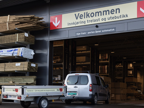 Hos Montér byggevarehus tilbyr vi drive-in slik at du enkelt kan handle trelast og laste det rett på bil eller tilhenger.