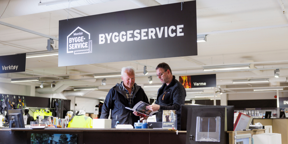 Kunde og ansatt ved Byggeservice-avdelingen ved Montér Geilo. Her får du hjelp og veiledning, enten du skal bygge terrasse eller trenger hjelp med å prosjektere en større renovering.
