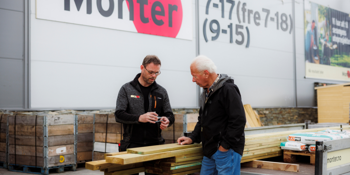Kunde Petter Tharaldsen sammen med selger i Montér Byggeservice ved Montér Geilo. God hjelp og veiledning er halve kundeopplevelsen.