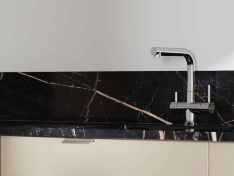 Benkeplate med oppkant