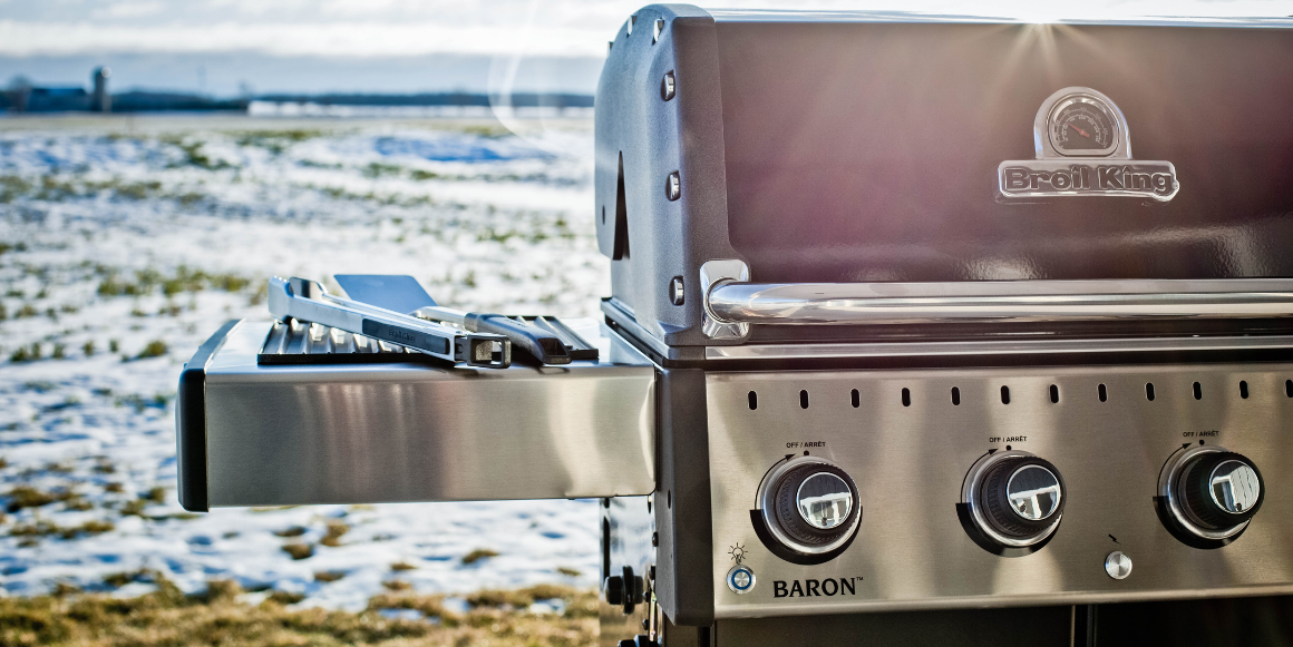 Gassgrill fra Broil King i naturen med solskinn
