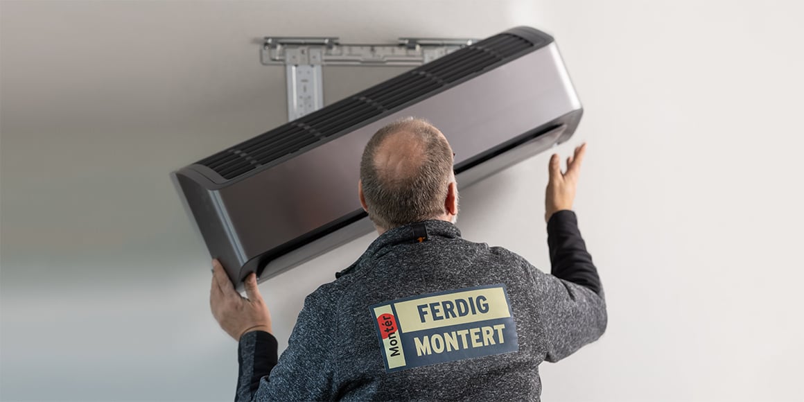 Mann som justerer temperaturen på en luft-til-luft varmepumpe