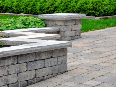 Slik bygger du støttemur Støttemur er både flott og praktisk når du har en hage med en skråning, du ønsker å dele opp i ulike nivåer eller har høydeforskjeller du ønsker å jevne ut. Vi viser deg hvordan du bygger en støttemur selv!