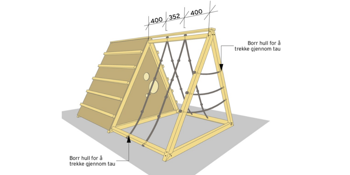 5. Mål til 400mm fra de åpne trekantene, og borr hull til å tre gjennom tau.  Begynn på toppen, tre gjennom tauet og lag en knute i enden. Delen som henger ned, kan knytes opp et par ganger med litt mellomrom før den tres gjennom nederst og knytes fast. Gjenta til andre siden.  Gjør det samme i enden av trekanten men uten knuter.  Puss over ujevne eller flisete kanter med sandpapir. Nå er Lekestativet klart for overflatebehandling.  Dersom du har valgt cu-impregnert materiale, må du male/beise etter en sesong. Farge velger du etter eget ønske. Nå er lekestativet klar til bruk.
