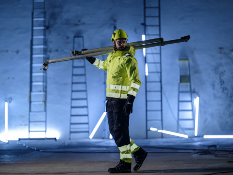 mann iført arbeidsklær og synlighetsklær fra Timbra mann iført arbeidsklær og synlighetsklær fra Timbra