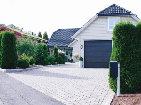 innkjørsel ved hus med belegningsstein fra Aaltvedt innkjørsel ved hus med belegningsstein fra Aaltvedt