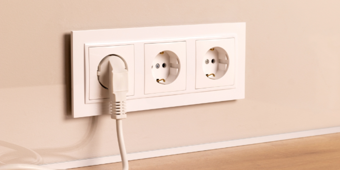 Strømadapter med flere stikkontakter tilkoblet
