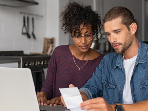 par som betaler strømregninger par som betaler strømregninger