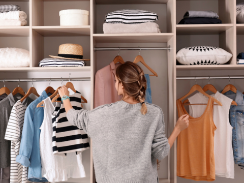 dame som organiserer garderobeskap dame som organiserer garderobeskap