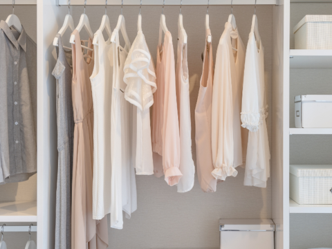 garderobeskap med lyse klær garderobeskap med lyse klær