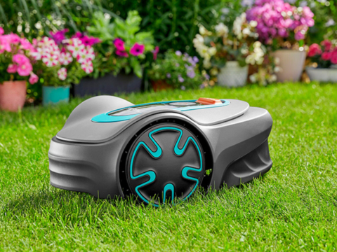 robotgressklipper fra gardena i en frodig hage robotgressklipper fra gardena i en frodig hage