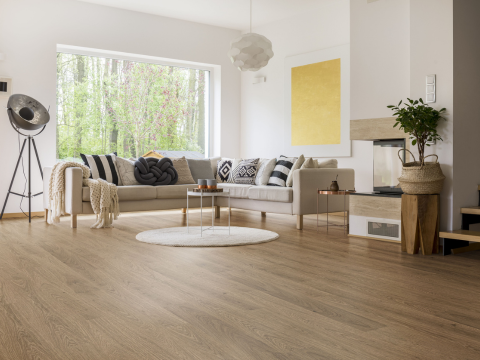 gulv fra Opus i en stue med grønne vegger og stol på gulvet gulv fra Opus i en stue med grønne vegger og stol på gulvet